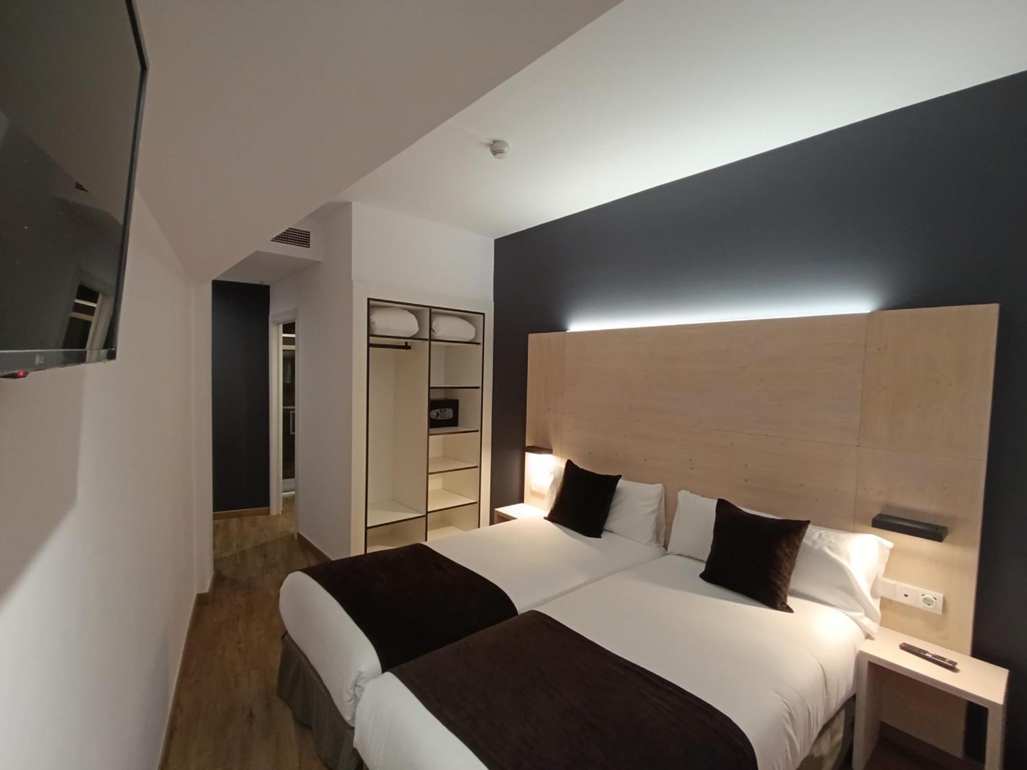 Hotel Travessera Barcelona Exterior photo